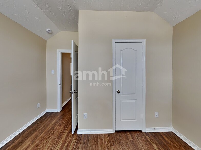 Building Photo - 2213 Perkins Crossing Dr