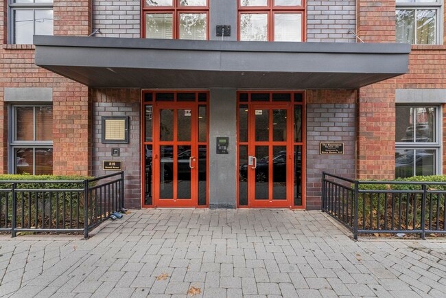 Building Photo - 812 Grand St