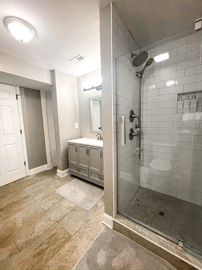 Building Photo - 11501-11505 5 Cedars Rd