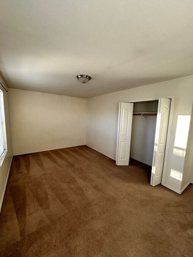 Building Photo - 3 Bedroom 2 Bathroom Centrally Located Tow...