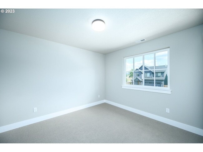 Building Photo - Beautiful Pet Friendly 3 Bedroom, 2.5 Bath House in Newberg