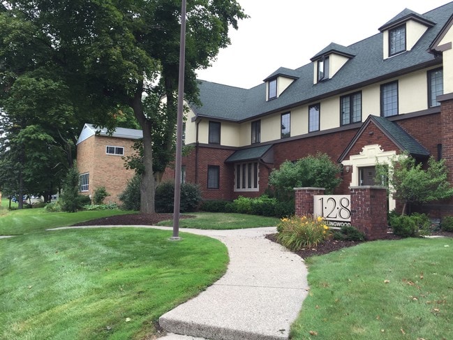 The Manor Exterior - 128 Collingwood Dr