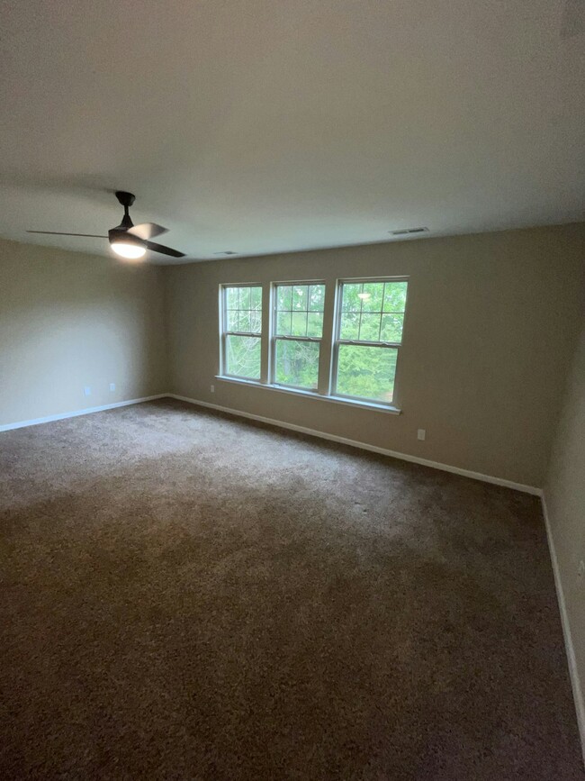 Building Photo - 318 River Oak St