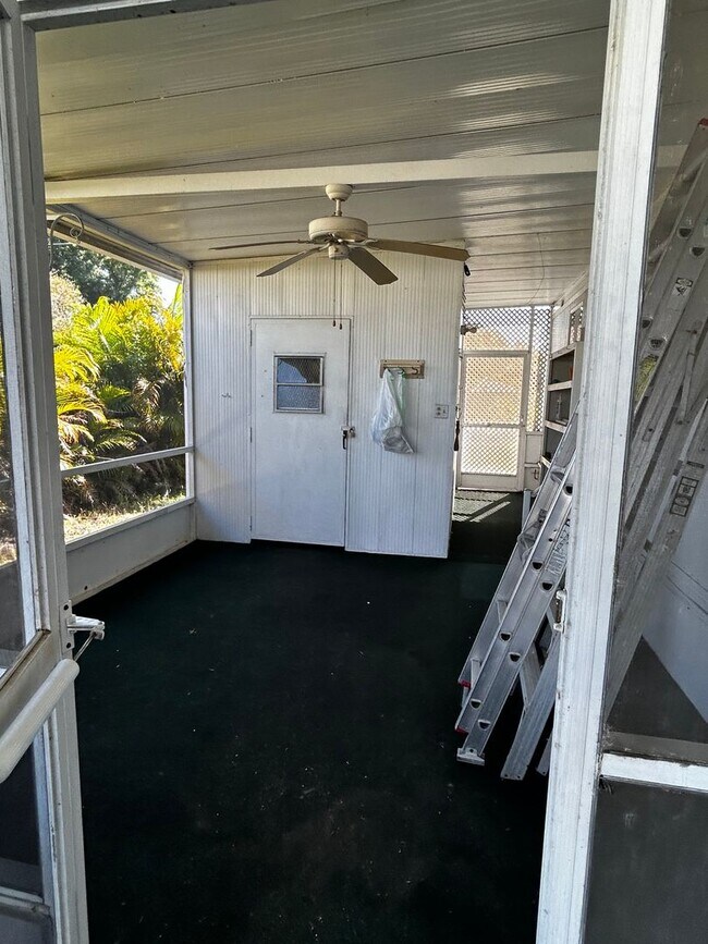 Building Photo - 2 Bedroom Home with a den - Loads of ameni...