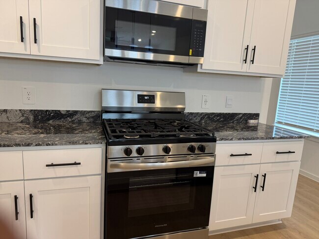 Building Photo - 407 Robin Ct