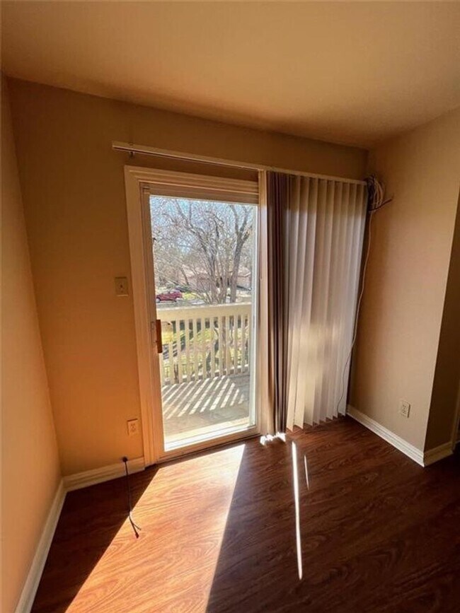 Building Photo - Arbor Village Condominium / Beautiful Update Unit / Refrigerator, Washer & Dryer included