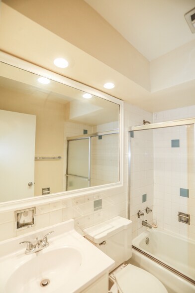 Building Photo - 541 W Briar Pl