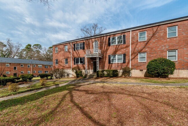 Building Photo - $975 - 2 bed/1 bath apartment for rent in Summerville, in-unit washer & dryer!