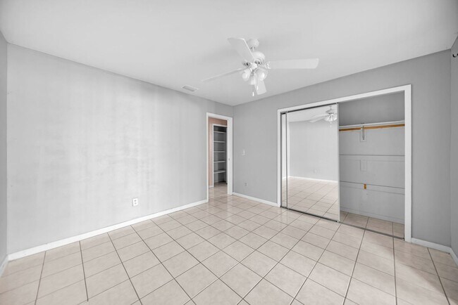 Building Photo - 517 SE 23rd Pl