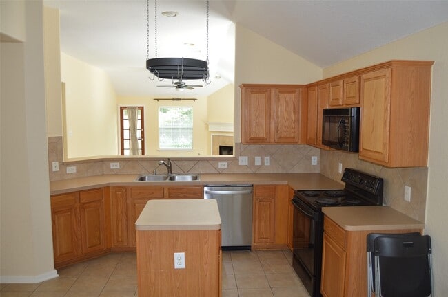 Building Photo - 18011 Rose Hill Park Ln