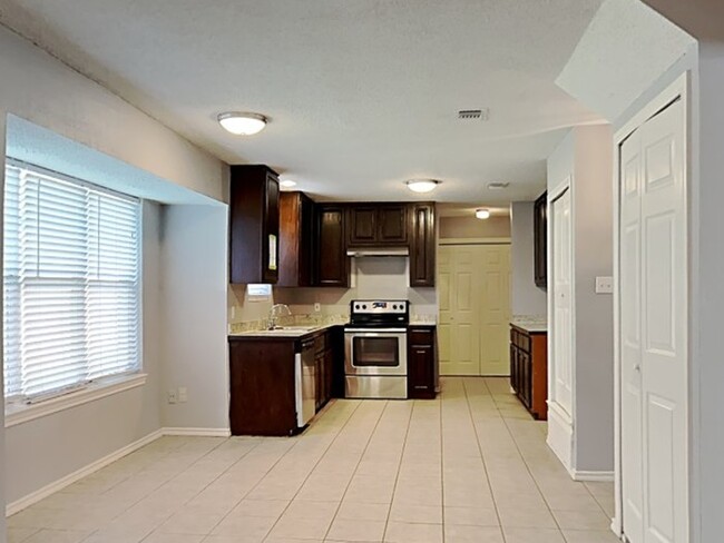 Building Photo - Spacious 3/2.5 Tudor Style Home!