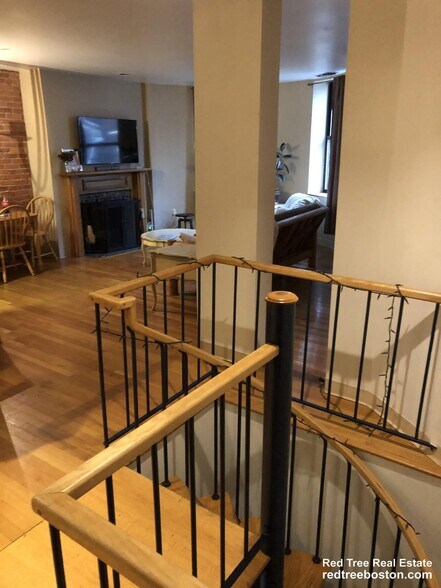 Building Photo - 103 Gainsborough St