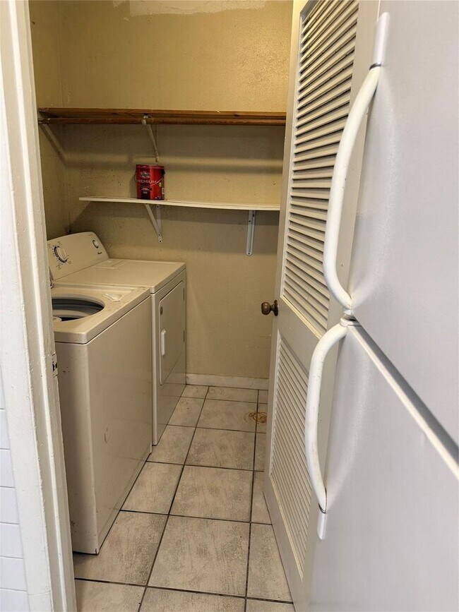 Building Photo - 990 SW 76th Ave