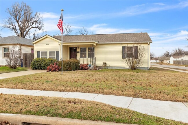 Building Photo - cute 3 bed, 1.5 bath, huge garage