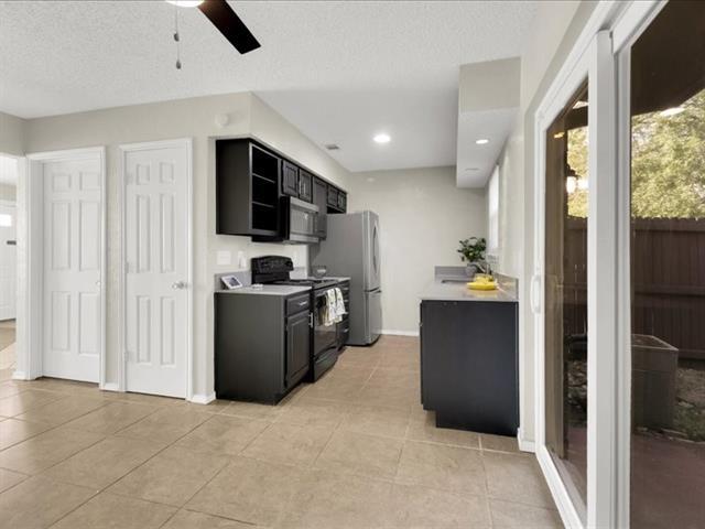 Building Photo - 1005 Vedral Pl