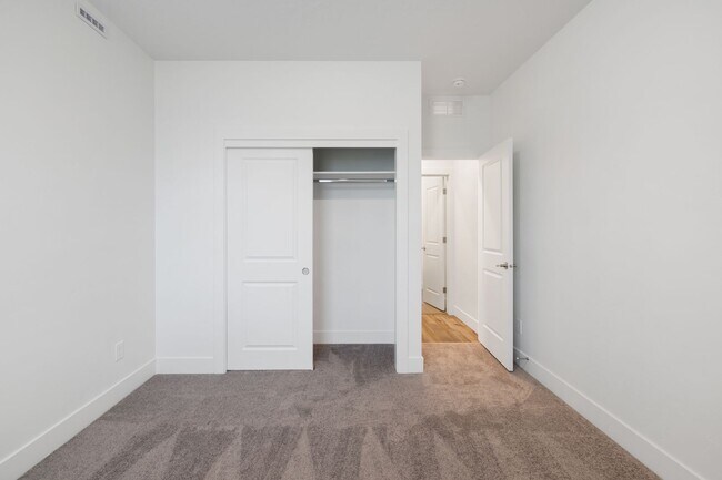 Building Photo - Move-In Ready Elegance - 4 Bedrooms! Pet Fridley!