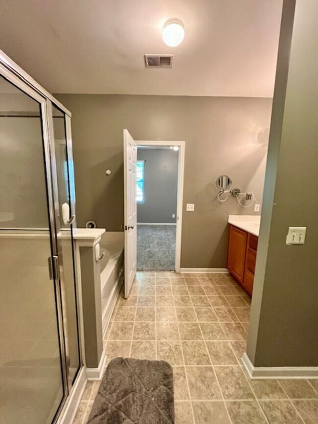 Building Photo - Spacious Move In Ready Townhome on Johns I...