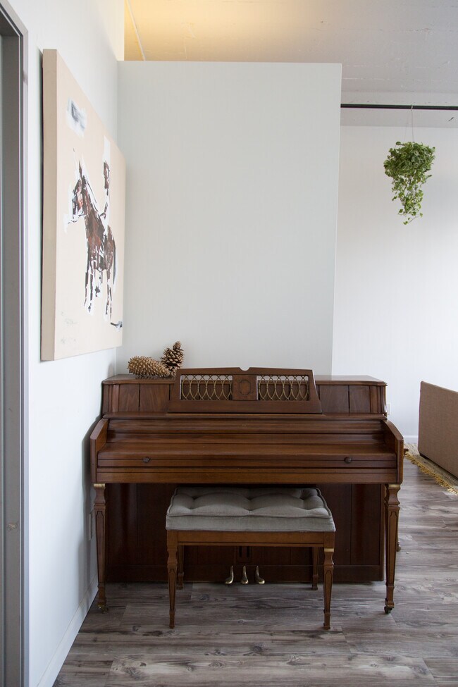 Building Photo - 420 S San Pedro St