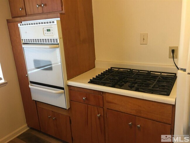 Building Photo - 395 Denslowe Dr