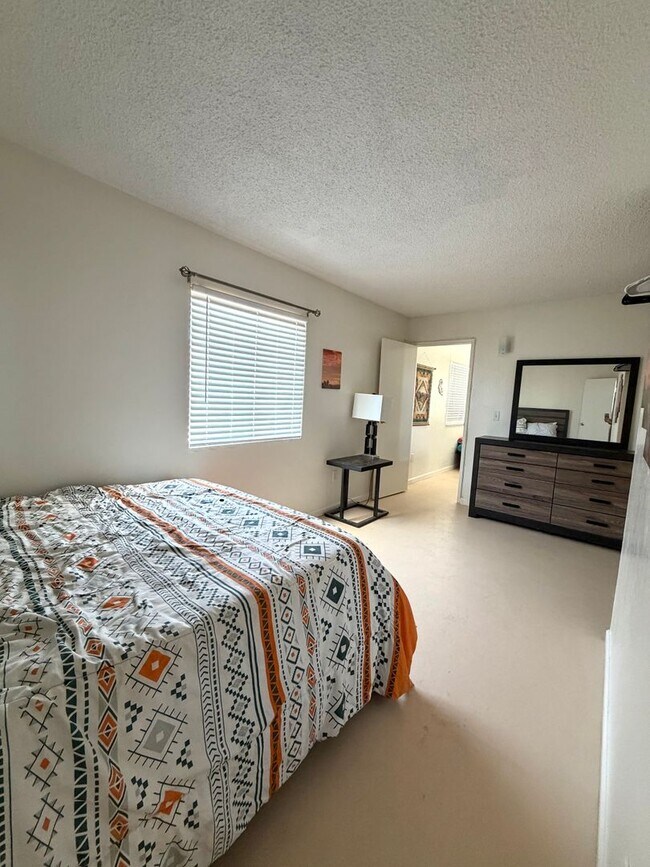 Building Photo - Cozy 1 Bedroom 1 Bathroom with Great Views