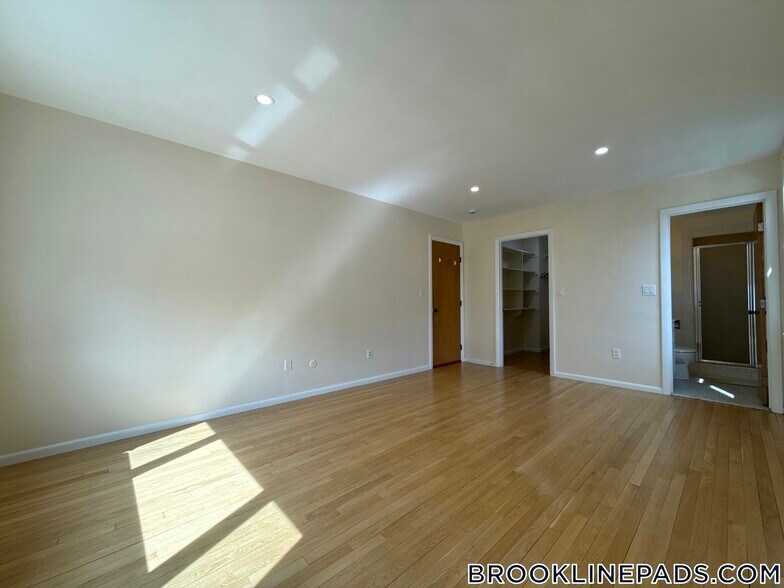 Building Photo - 35 Vernon St