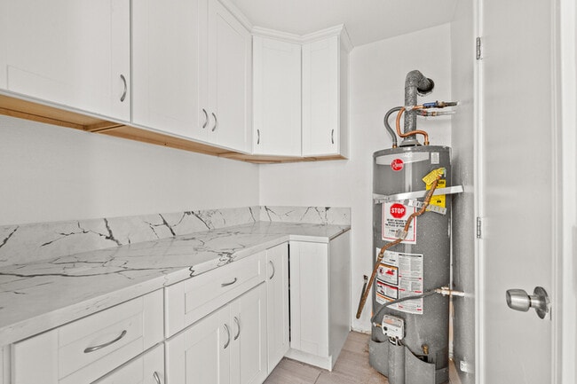 Building Photo - 734 Claraday St