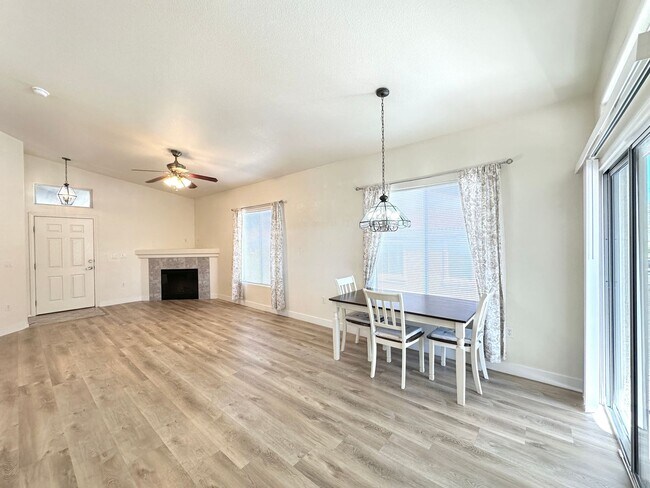 Building Photo - 2305 W Horizon Ridge Pkwy