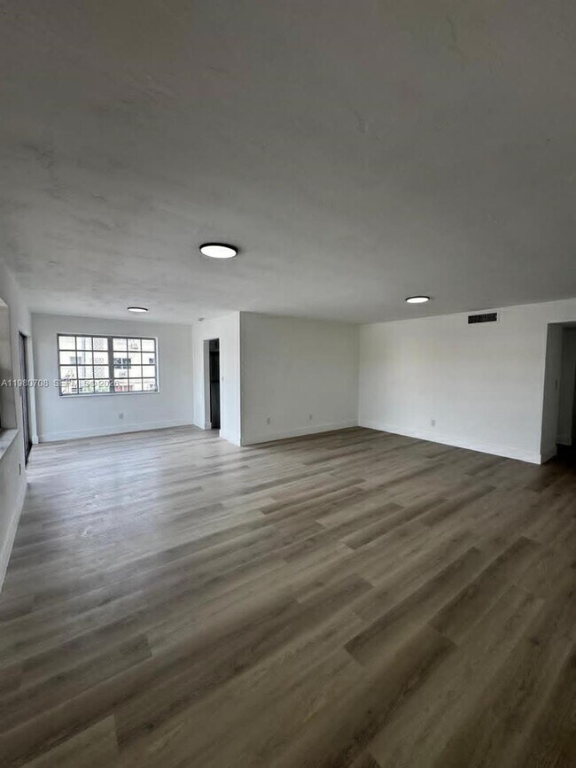 Building Photo - 11840 NE 19th Dr