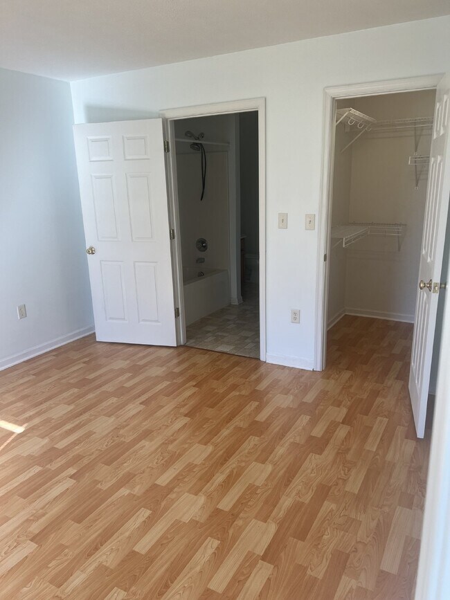 Building Photo - Charming 3-Bedroom End Unit Townhouse in B...