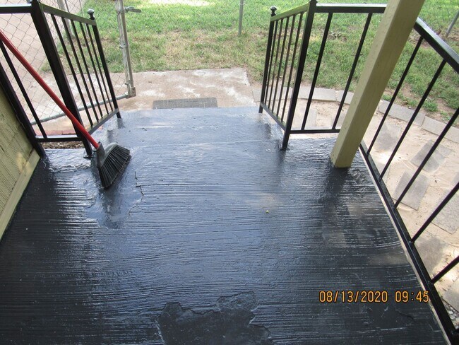 Building Photo - Located walking distance to Cameron University and Comanche Hospital !!