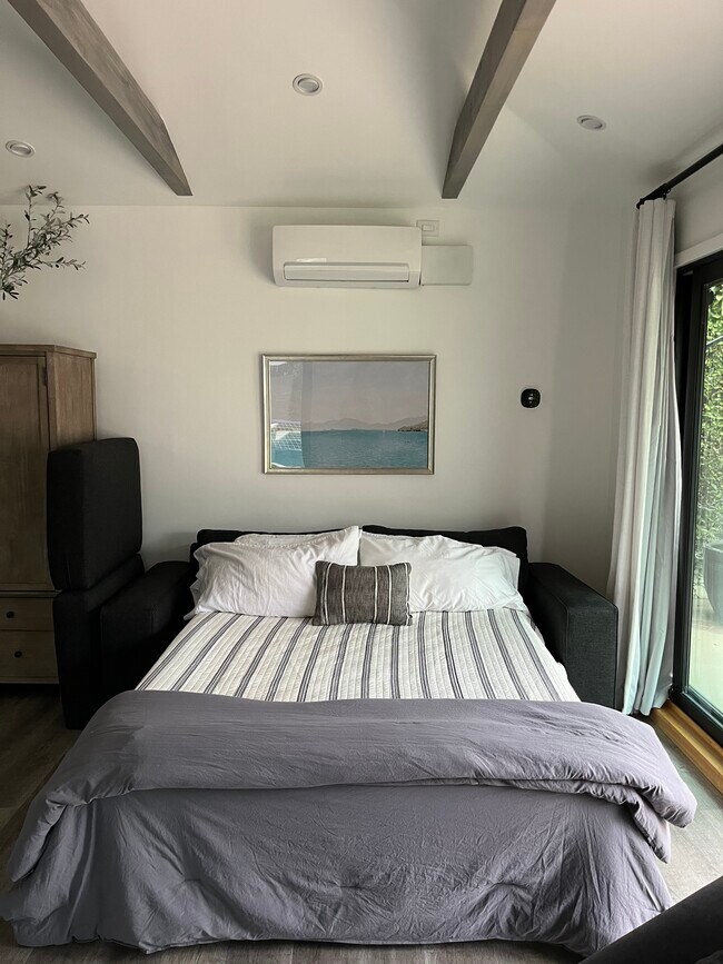 Queen Sleeper - 12131 Huston St