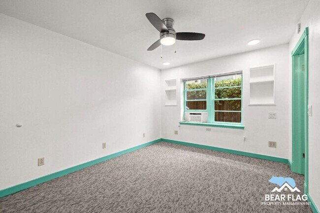 Building Photo - For Rent – 1 Bedroom Back Unit in Mid-Town...