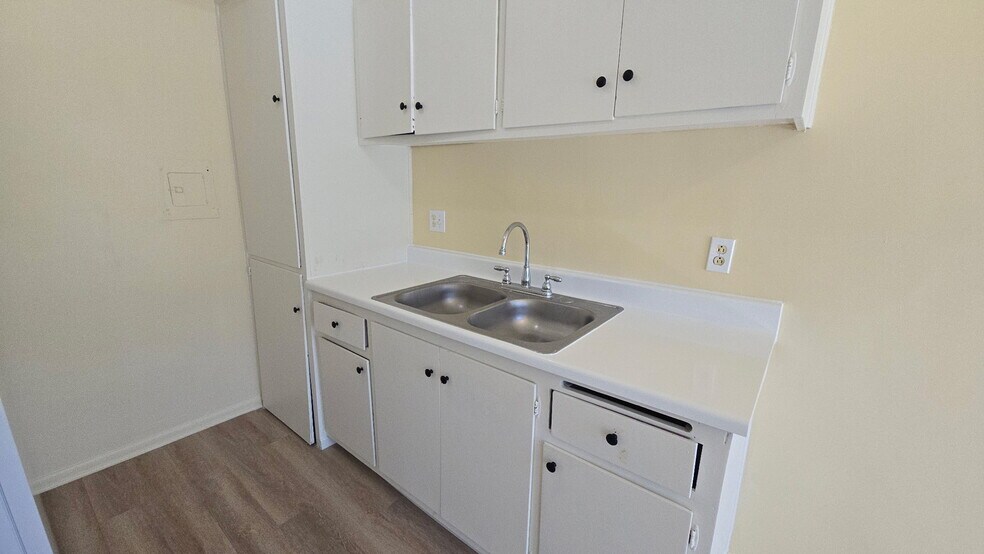 Building Photo - 1001 E Stearns Ave