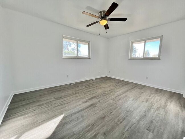 Building Photo - Newly Renovated 2 Bed 1 Bath Duplex in Nor...