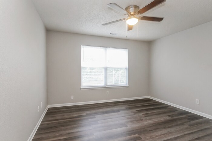 Building Photo - 5425 Bluff View Dr