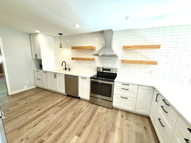 Building Photo - 612 Kinzer Ave