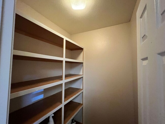 Building Photo - BEAUTIFUL Mountain Home