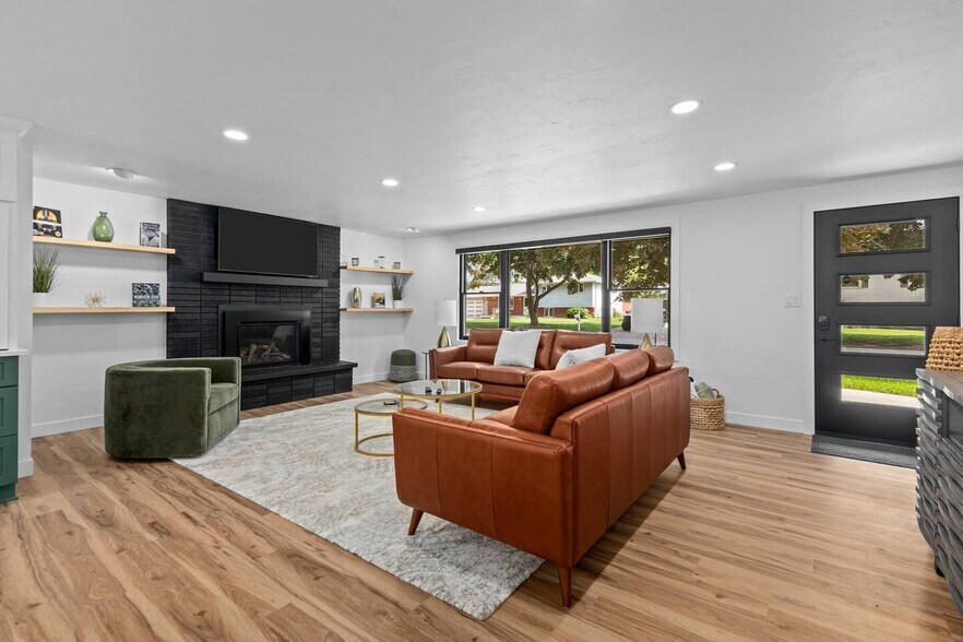 Building Photo - 1095 April Ln