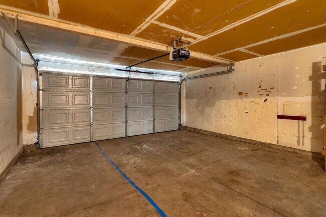 Building Photo - 3 Bedroom Home with Fireplace and LVP Flooring & 2-Car Garage!