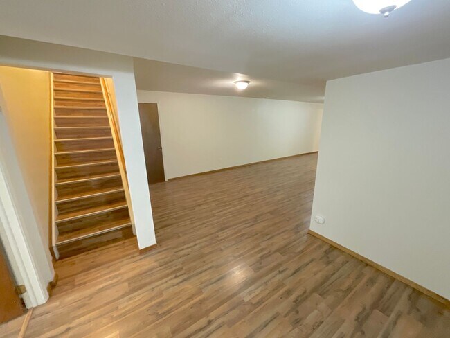 Building Photo - 4 Bedroom Home Available Near Research Pkwy & Scarborough Dr!