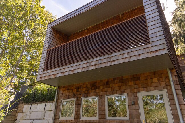 Building Photo - 71 Island View Dr W
