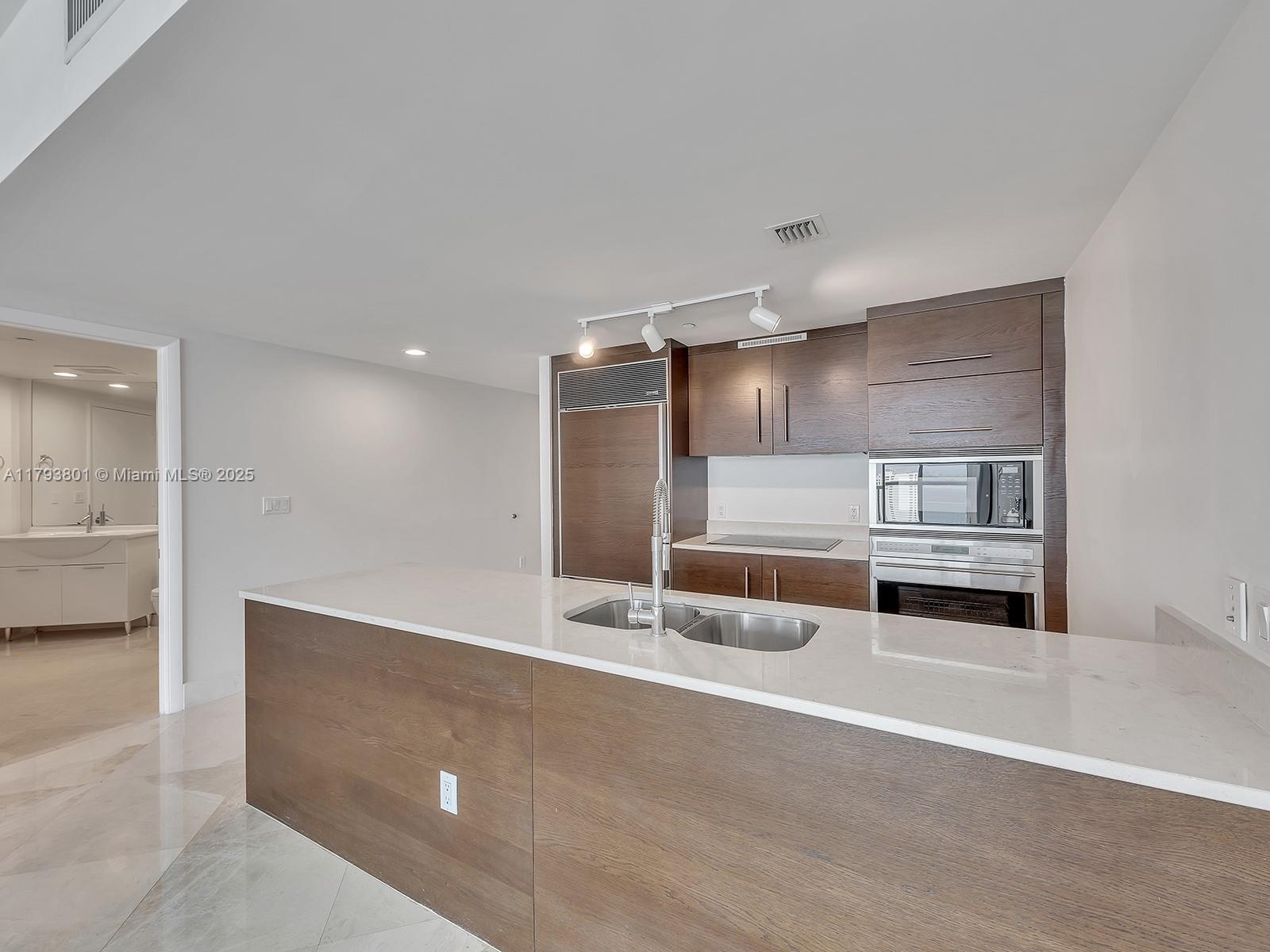 Building Photo - 475 Brickell Ave