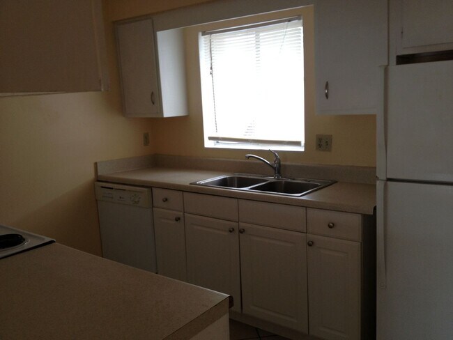 Building Photo - Centerally located close to downtown