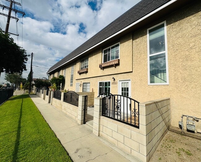 Building Photo - 3 BEDROOM HOME FOR LEASING IN Baldwin Park