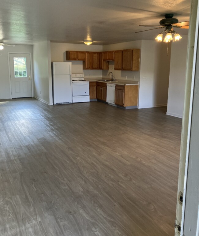 Building Photo - 3 Bedroom Home for rent in Newton, IA