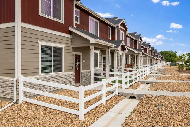 Building Photo - Beautiful 3-Bedroom Townhome with Park Views- Available July 25th!