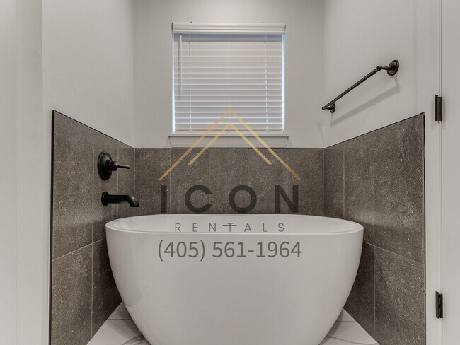 Building Photo - 5001 SE 86th St