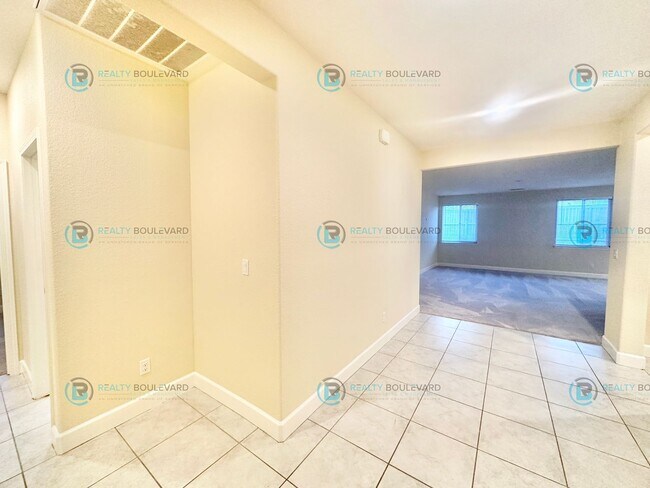 Building Photo - 2098 Bishop Pine St