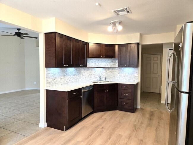 Building Photo - 3/2 Fenced Pet Friendly Home