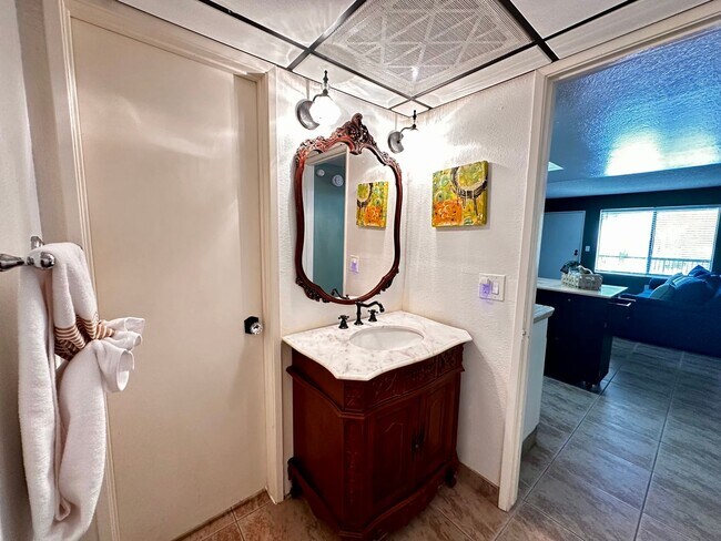 Building Photo - AVAILABLE NOW!! 1 BEDROOM 1 BATHROOM CONDO IN MISSION LAKES DESERT HOT SPRINGS